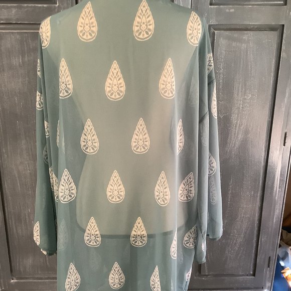 Duster, dusty blue with all-over white leaf motif.  Size 3X - Picture 2 of 5